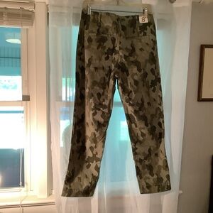 Gap camo ankle length pants.  Sz 8